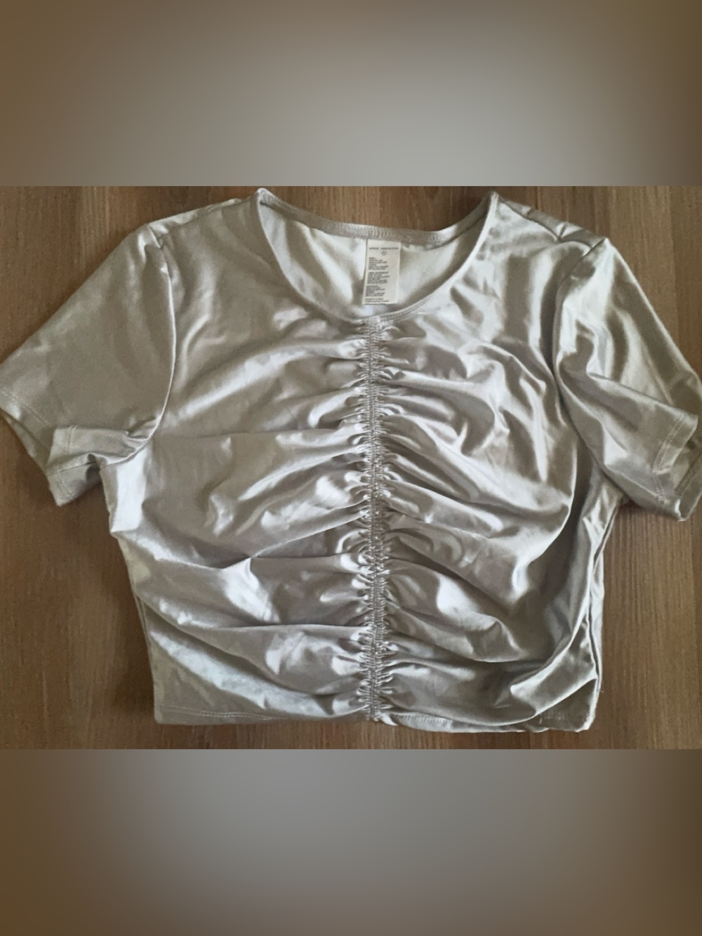 Good American Ruched Cropped Tee in Silver - Picture 2 of 4